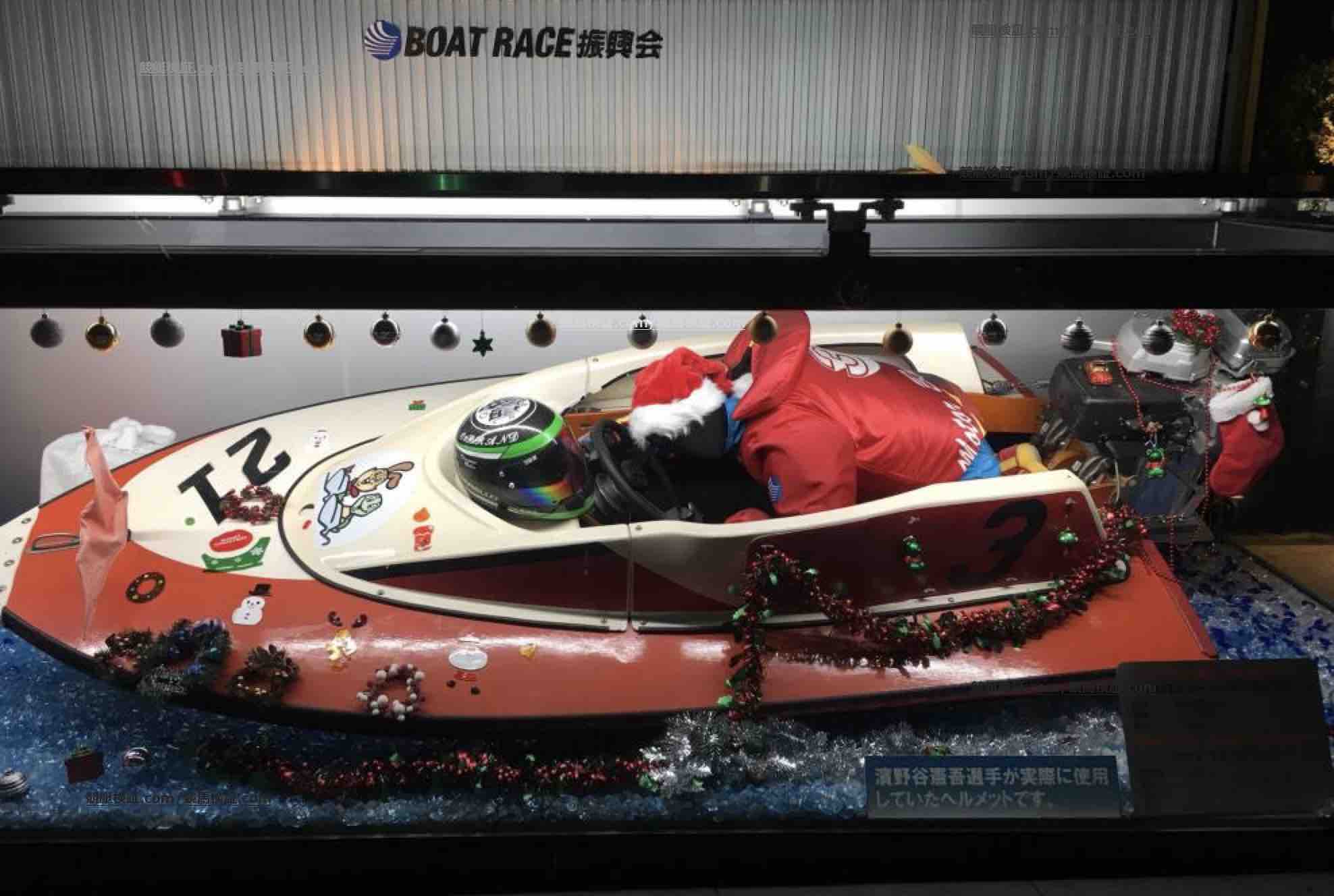 六本木のボートレース振興会の開発地にボートが展示